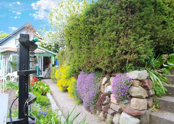 F-1083 Haus Having *